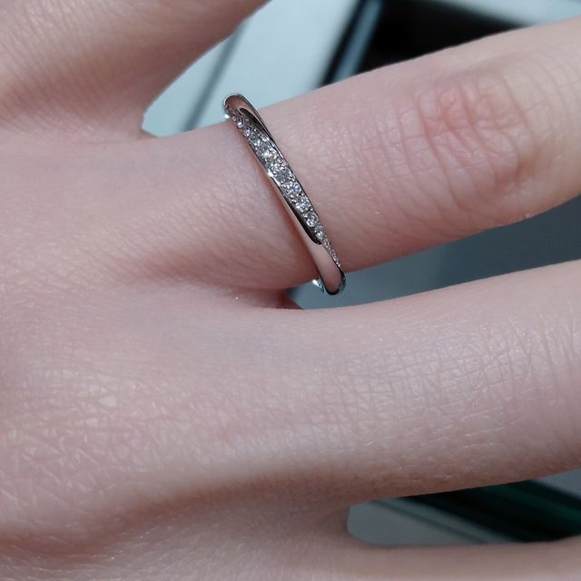 【アイプリモ(I-PRIMO)の口コミ】 ぐるりと横までメレダイヤモンドが入っていて、真正面から見ても横から見…