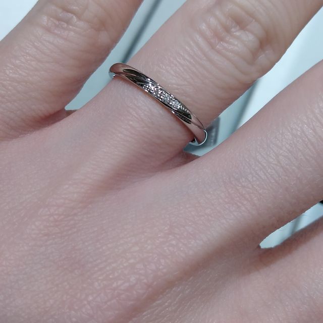 【アイプリモ(I-PRIMO)の口コミ】 流れるような2本のラインがオシャレでした。ダイモンドは3石ですが、周り…