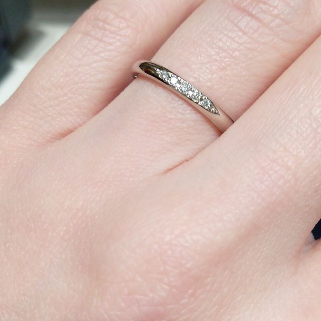 【銀座ダイヤモンドシライシの口コミ】 ダイヤモンド5石ですが、左右に向かって小さくなるデザインなので悪目立ち…