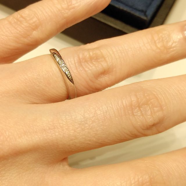 【4℃ BRIDAL(ヨンドシーブライダル)の口コミ】 キラキラの流れるようなダイヤモンドが印象的なデザインで素敵でした。価…