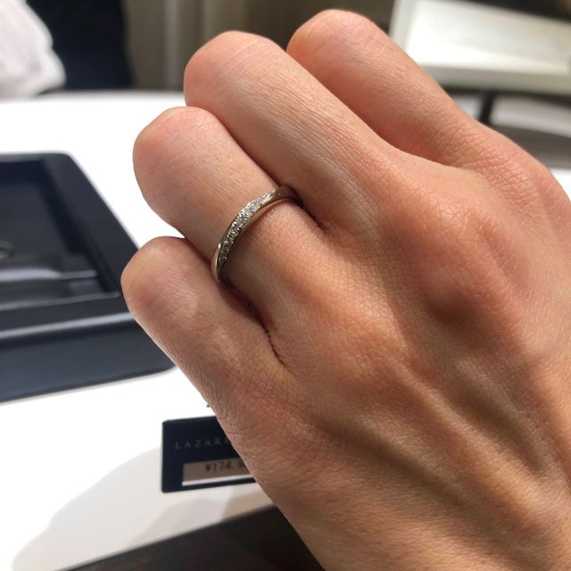 【ラザール ダイヤモンド(LAZARE DIAMOND)の口コミ】 お互いに希望のデザインがストレートとV字だったのですが、エコーの指輪は…