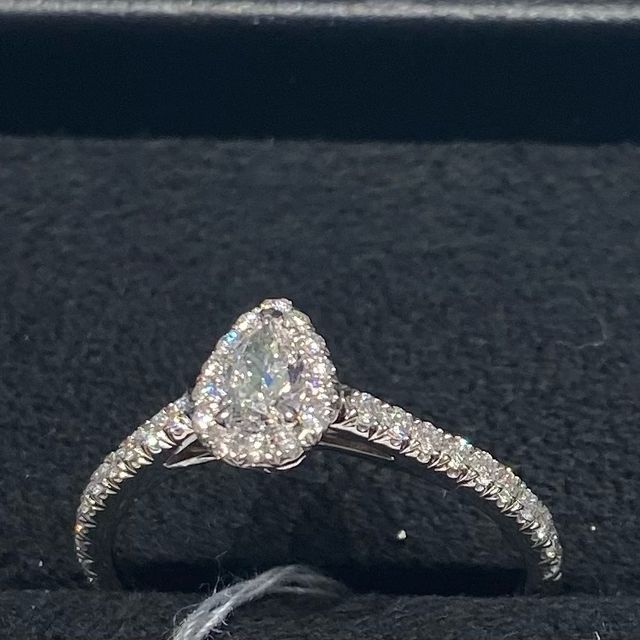 【ティファニー(Tiffany & Co.)の口コミ】 婚約指輪を探していた際に、ペアシェイプのダイヤもいいなと思い、こちら…