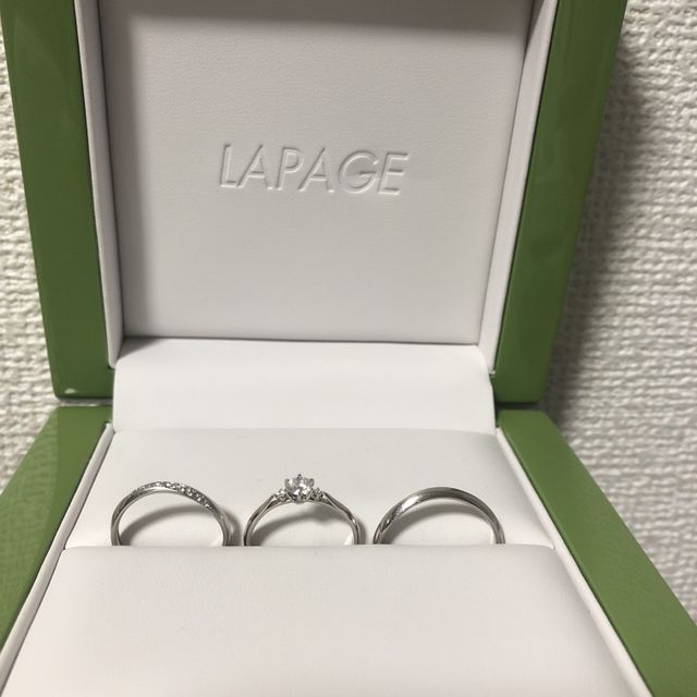 【LAPAGE(ラパージュ)の口コミ】 婚約指輪との相性（一緒にはめたときの感覚）や、男性用の結婚指輪との兼…