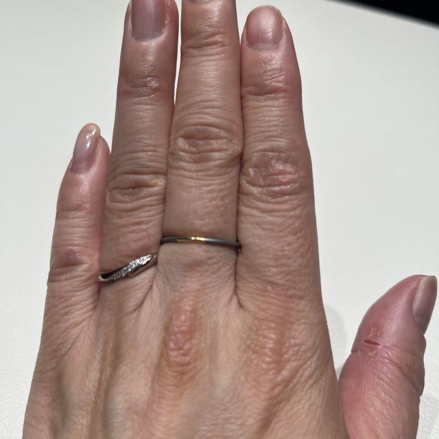 【アイプリモ(I-PRIMO)の口コミ】 ウェーブのリングで彼が指馴染みがいいゴールドがいいという希望も踏まえ…
