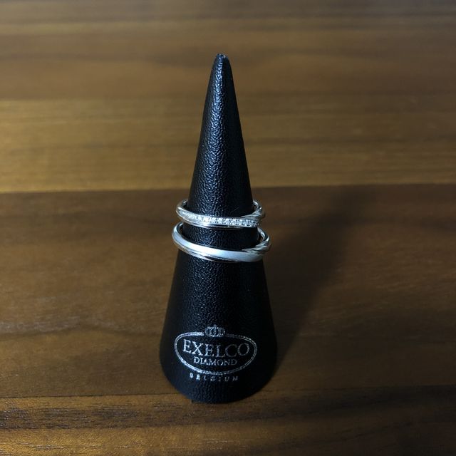 【エクセルコダイヤモンド(EXELCO DIAMOND)の口コミ】 【指輪のデザイン】
夫はシンプル、妻はキラキラとした指輪を望んでいたと…