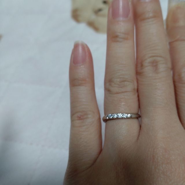 【ジュエリーツツミ(JEWELRY TSUTSUMI)の口コミ】 ６粒のダイヤがキラキラと輝いて、とても綺麗だったことと、見た目の割に…