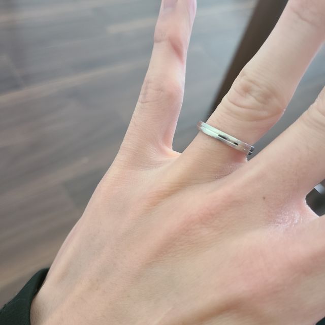 【銀座ダイヤモンドシライシの口コミ】 真ん中にラインが入っていて、両端にはくすんだテイストの加工がされてい…