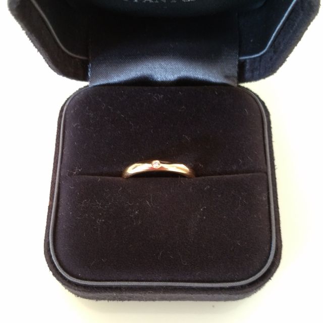 【ティファニー(Tiffany & Co.)の口コミ】 婚約指輪とは違った雰囲気の指輪が欲しかったので、18KGにしました。
違和…