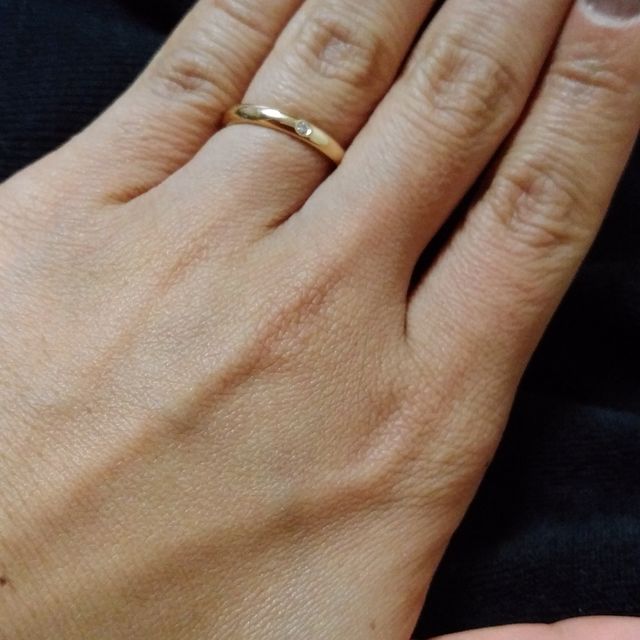 【ティファニー(Tiffany & Co.)の口コミ】 婚約指輪とは違った雰囲気の指輪が欲しかったので、18KGにしました。
違和…