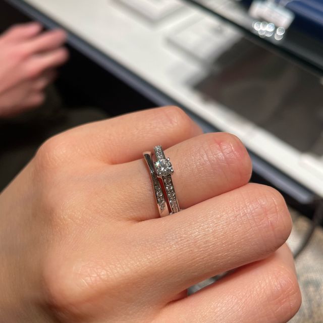 【銀座ダイヤモンドシライシの口コミ】 指輪のショップを数件回りましたが、一番最初に見たこちらが忘れられず購…