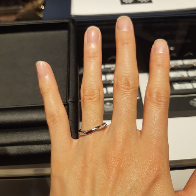 【エクセルコダイヤモンド(EXELCO DIAMOND)の口コミ】 存在感のあるダイアと厚みのあるリンクで、ゴージャスな印象がある指輪で…
