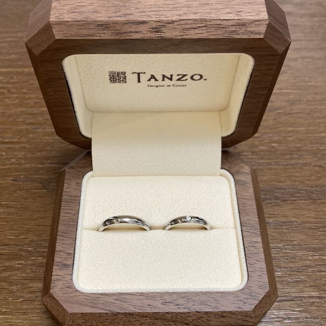 【TANZO.(鍛造指輪)の口コミ】 結婚指輪を探す中で、私たちは下記5つのこだわりがありました。

①普段使…