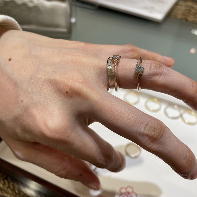 【杢目金屋(もくめがねや)の口コミ】 他のブランドではプラチナやシルバーのものが多いが、このブランドはオリ…