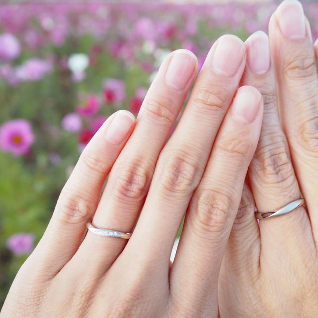 【銀座ダイヤモンドシライシの口コミ】 ストレートの指輪に憧れていたのですが、この指輪はそれ程ウェーブ感なく…