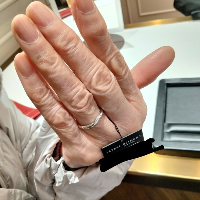 【ラザール ダイヤモンド(LAZARE DIAMOND)の口コミ】 複数店舗回ってこちらが良いと思いました。店の外で見るとあまり輝いてな…