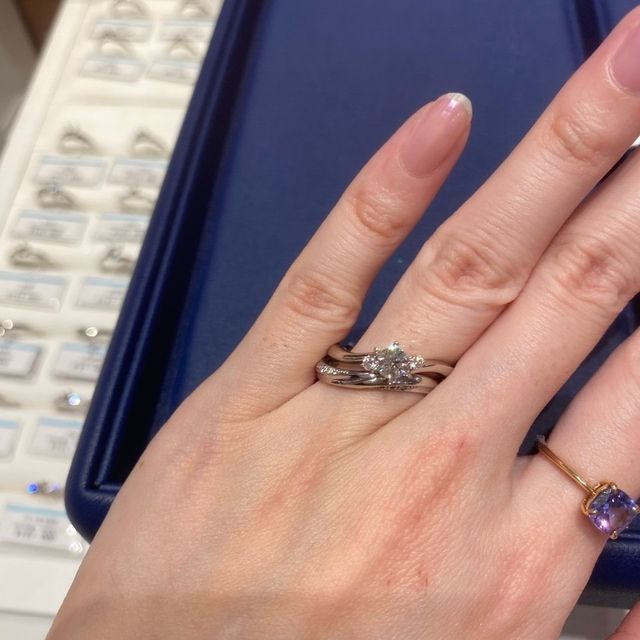 【銀座ダイヤモンドシライシの口コミ】 なるべく細身、高さがなく普段使いしやすいデザインを探していました。何…