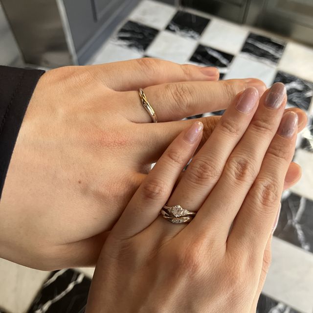 【ケイウノ ブライダル(K.UNO BRIDAL)の口コミ】 プラチナとゴールドのコンビネーション、ウェーブのデザインで探していま…