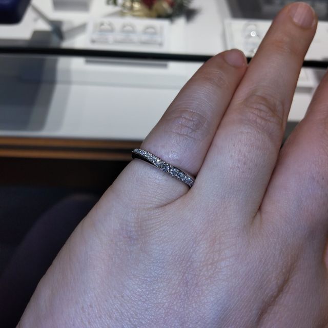 【銀座ダイヤモンドシライシの口コミ】 婚約指輪はなかったため結婚指輪は絶対にキラキラした指輪が良いというの…