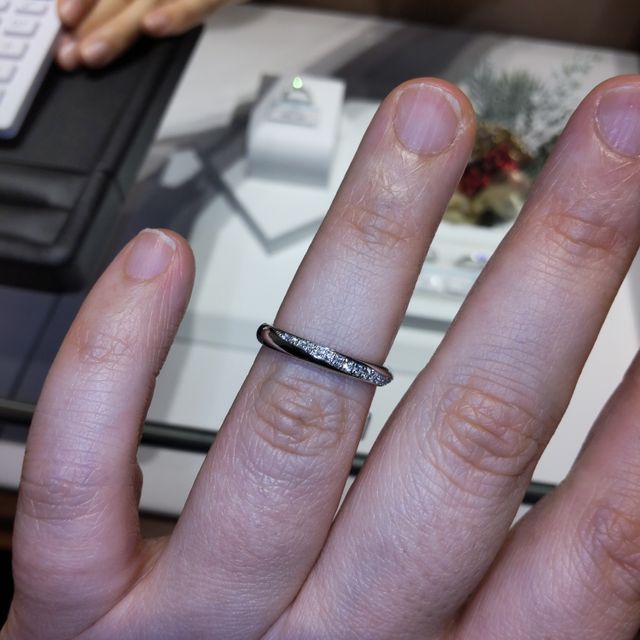【銀座ダイヤモンドシライシの口コミ】 婚約指輪はなかったため結婚指輪は絶対にキラキラした指輪が良いというの…