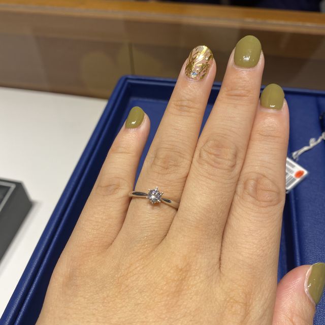 【銀座ダイヤモンドシライシの口コミ】 ストレートで1粒ダイヤの婚約指輪。婚約指輪と言われてイメージするのはこ…