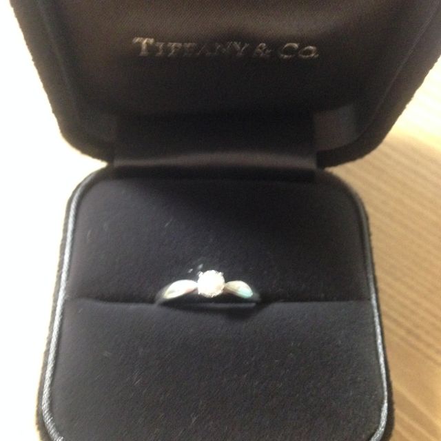 【ティファニー(Tiffany & Co.)の口コミ】 ダイヤが主張し過ぎず、とても綺麗なデザインなので気に入っています。
婚…