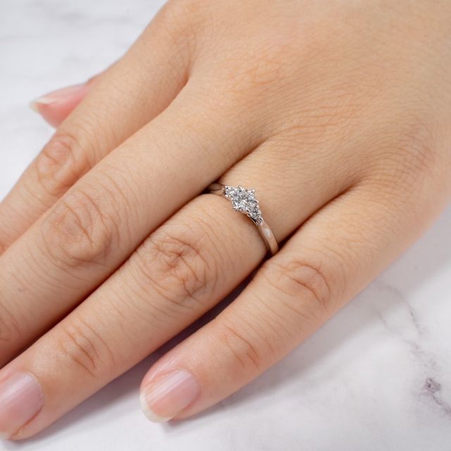 【銀座ダイヤモンドシライシの口コミ】 1粒ダイヤの王道と迷いましたが、こちらはメレダイヤまで入れて1つのダイ…