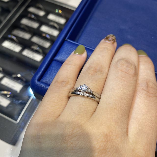【銀座ダイヤモンドシライシの口コミ】 1粒ダイヤの王道と迷いましたが、こちらはメレダイヤまで入れて1つのダイ…