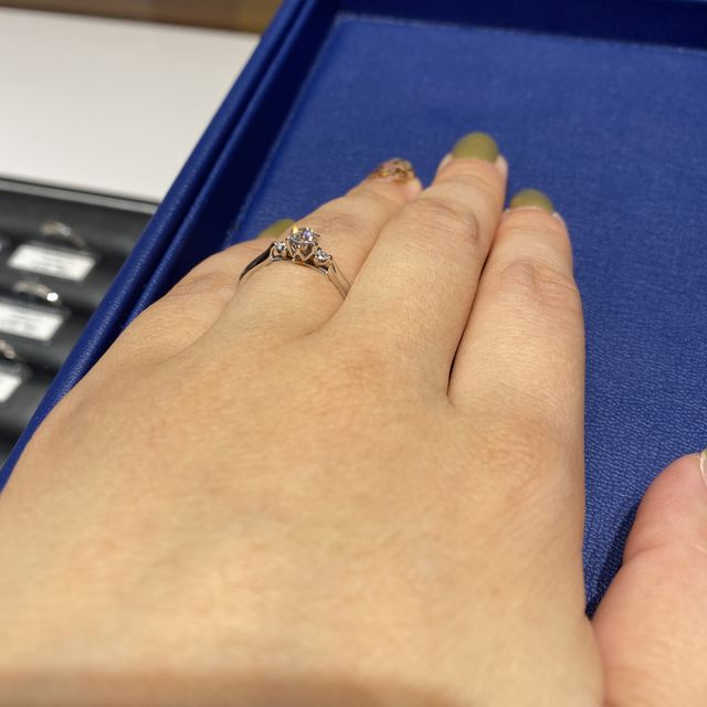 【銀座ダイヤモンドシライシの口コミ】 1粒ダイヤの王道と迷いましたが、こちらはメレダイヤまで入れて1つのダイ…