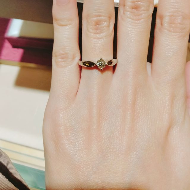 【ブルガリ(BVLGARI)の口コミ】 ブルガリの婚約指輪は個性的なイメージがありましたが、シンプルなものも…