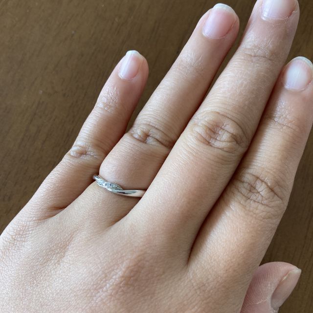 【COLANY(コラニー)の口コミ】 結婚指輪はストレートなものが一般的だと思ったが、少しウェーブになって…