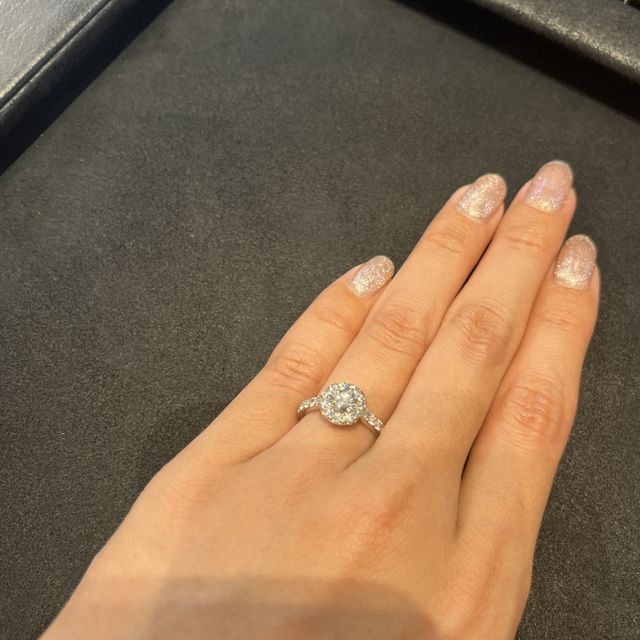 【グラフ(GRAFF)の口コミ】 0.5ctとは思えないほどのボリューム感、輝きがすごいです。特にダイヤの輝…