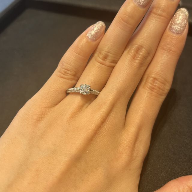 【グラフ(GRAFF)の口コミ】 グラフには珍しくプラチナ製の婚約指輪でした。台座のところまでメレダイ…