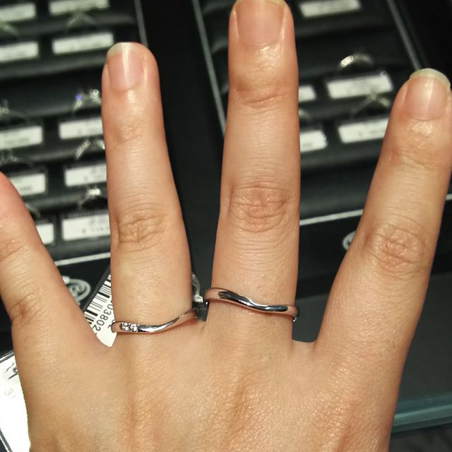 【銀座ダイヤモンドシライシの口コミ】 指がきれいに見えるというV字に惹かれた。また、ひねってあるデザインやダ…