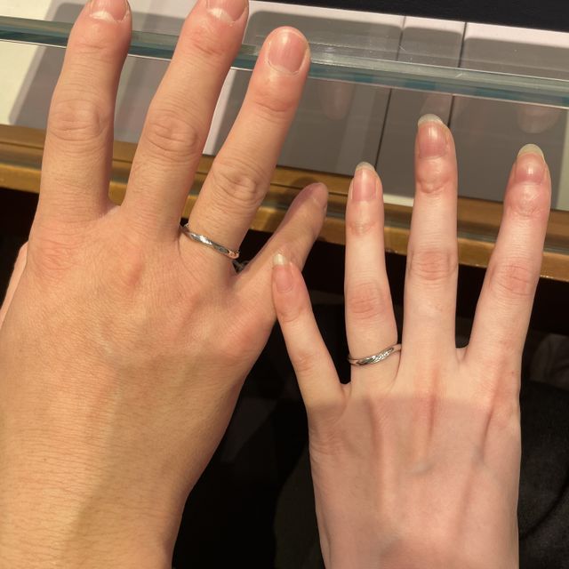 【銀座ダイヤモンドシライシの口コミ】 購入前はシンプルなストレートを購入予定でしたが、実際に見てみたらシラ…