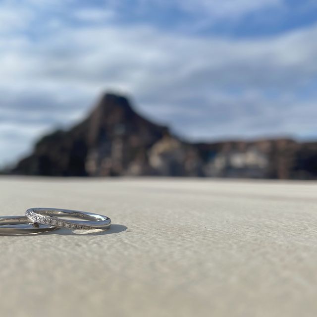 【銀座ダイヤモンドシライシの口コミ】 なんと言ってもデザインです。ストレートリングに斜めにキラキラ光るダイ…