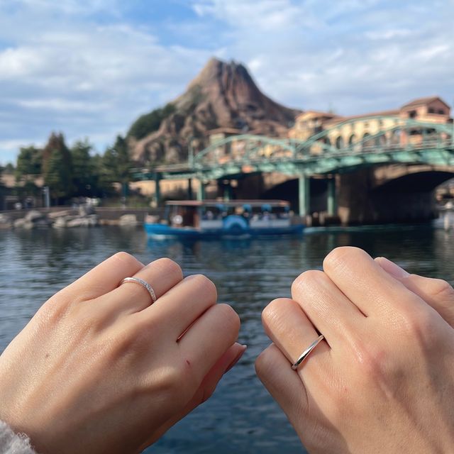 【銀座ダイヤモンドシライシの口コミ】 なんと言ってもデザインです。ストレートリングに斜めにキラキラ光るダイ…