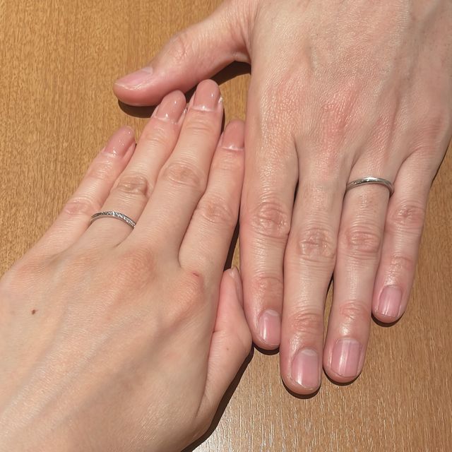 【銀座ダイヤモンドシライシの口コミ】 なんと言ってもデザインです。ストレートリングに斜めにキラキラ光るダイ…