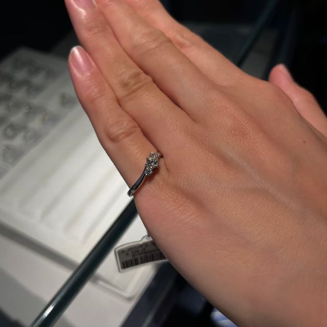 【銀座ダイヤモンドシライシの口コミ】 エレガントで上品なデザインを中心にセレクトしていただきました。ダイヤ…