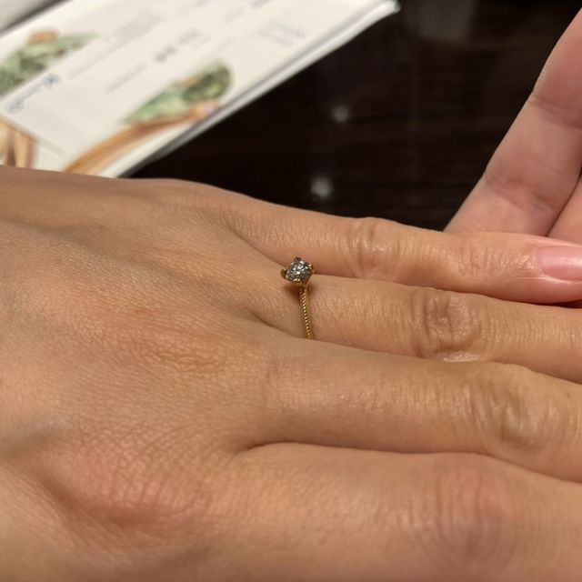 【ケイウノ ブライダル(K.UNO BRIDAL)の口コミ】 ダイヤが映えるような土台になっており、こちらは土台に反射させてダイヤ…