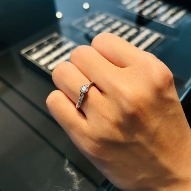 【エクセルコダイヤモンド(EXELCO DIAMOND)の口コミ】 リングは華奢では物足りなく、やや太めの重厚感があるタイプをもってきて…