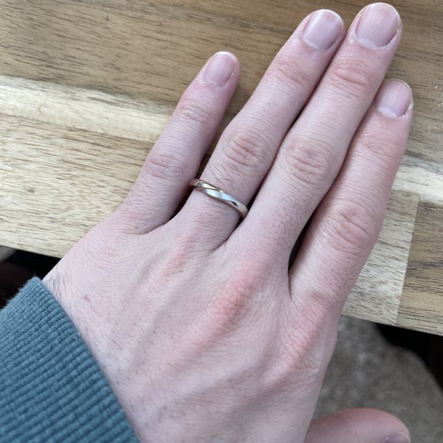 【アイプリモ(I-PRIMO)の口コミ】 2種類の色と一部分をマットな仕上がり。形はシンプルにしつつ動きを出して…