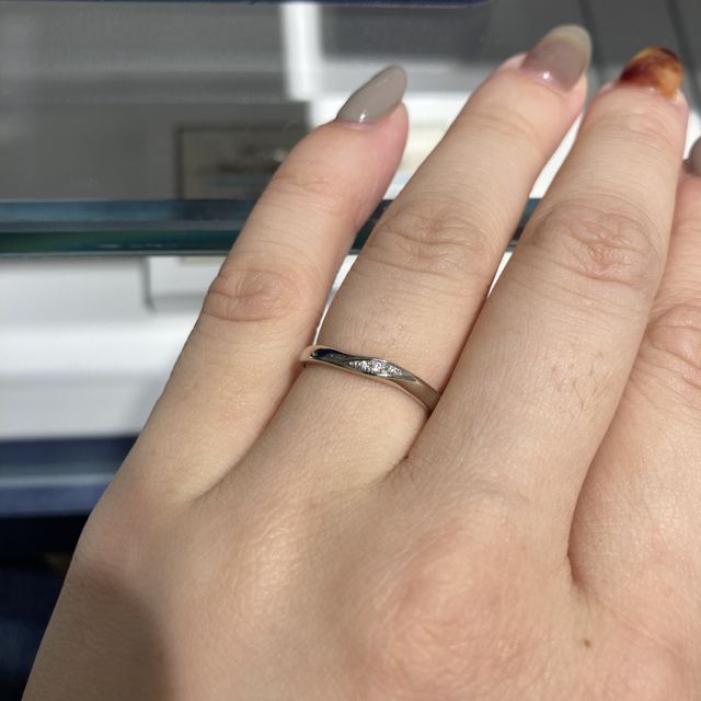 【銀座ダイヤモンドシライシの口コミ】 ストレートタイプでシンプルめなデザインでも、ダイヤが手前に膨らんでい…