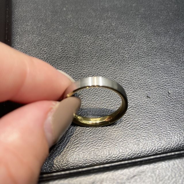 【ラザール ダイヤモンド(LAZARE DIAMOND)の口コミ】 ストレートに近いVラインなリングで、ダイヤの部分が左下りなので、薬指が…