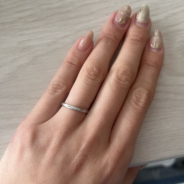 【アイプリモ(I-PRIMO)の口コミ】 女性側の指輪のデザインがシンプルだがダイヤが着いてあり、さりげなく見…