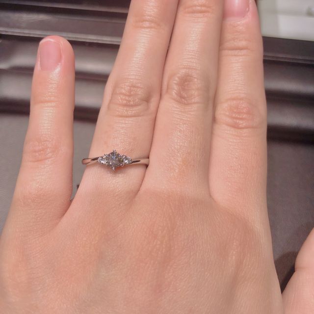 【ラザール ダイヤモンド(LAZARE DIAMOND)の口コミ】 ストレートラインのリングを希望していましたが実際に試着するとウェーブ…