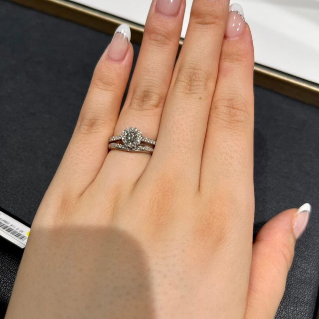 【ラザール ダイヤモンド(LAZARE DIAMOND)の口コミ】 ダイヤモンドの周りにメレダイヤがあるので、ダイヤモンドが大きく見えま…