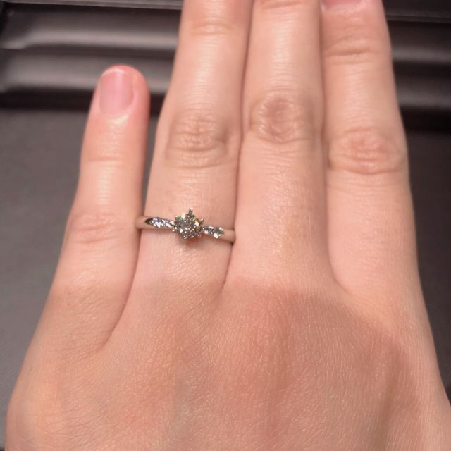 【ラザール ダイヤモンド(LAZARE DIAMOND)の口コミ】 SNSでこのデザインの指輪をみて一目惚れだったためお店に伺いました。左右…