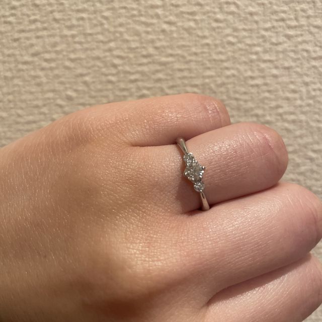 【銀座ダイヤモンドシライシの口コミ】 指輪のデザインは事前に特に何も考えておらず、店頭でいろんなデザインの…