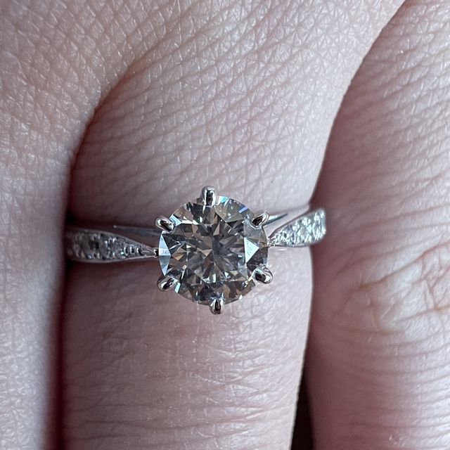 【宝寿堂(ほうじゅどう)の口コミ】 ダイヤの種類が豊富で色々拝見させていただきました。
私の中である程度デ…