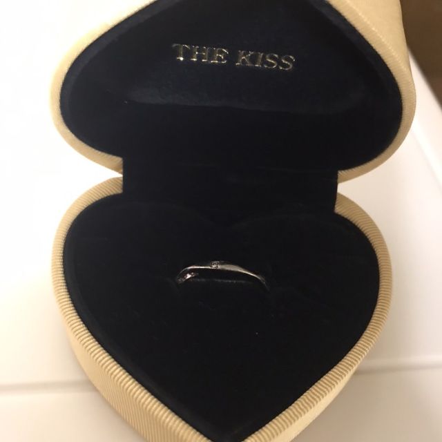 【THE KISS(ザ・キッス)の口コミ】 ウェーブ状の形で、真ん中に宝石が一つ埋まっているシンプルなデザインで…